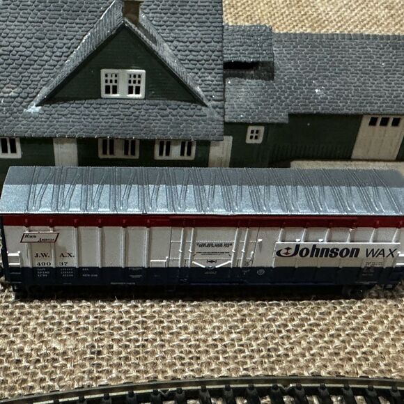 Athearn Freight Cars, NScale Johnson Wax Boxcar 49037 - Picture 3 of 7